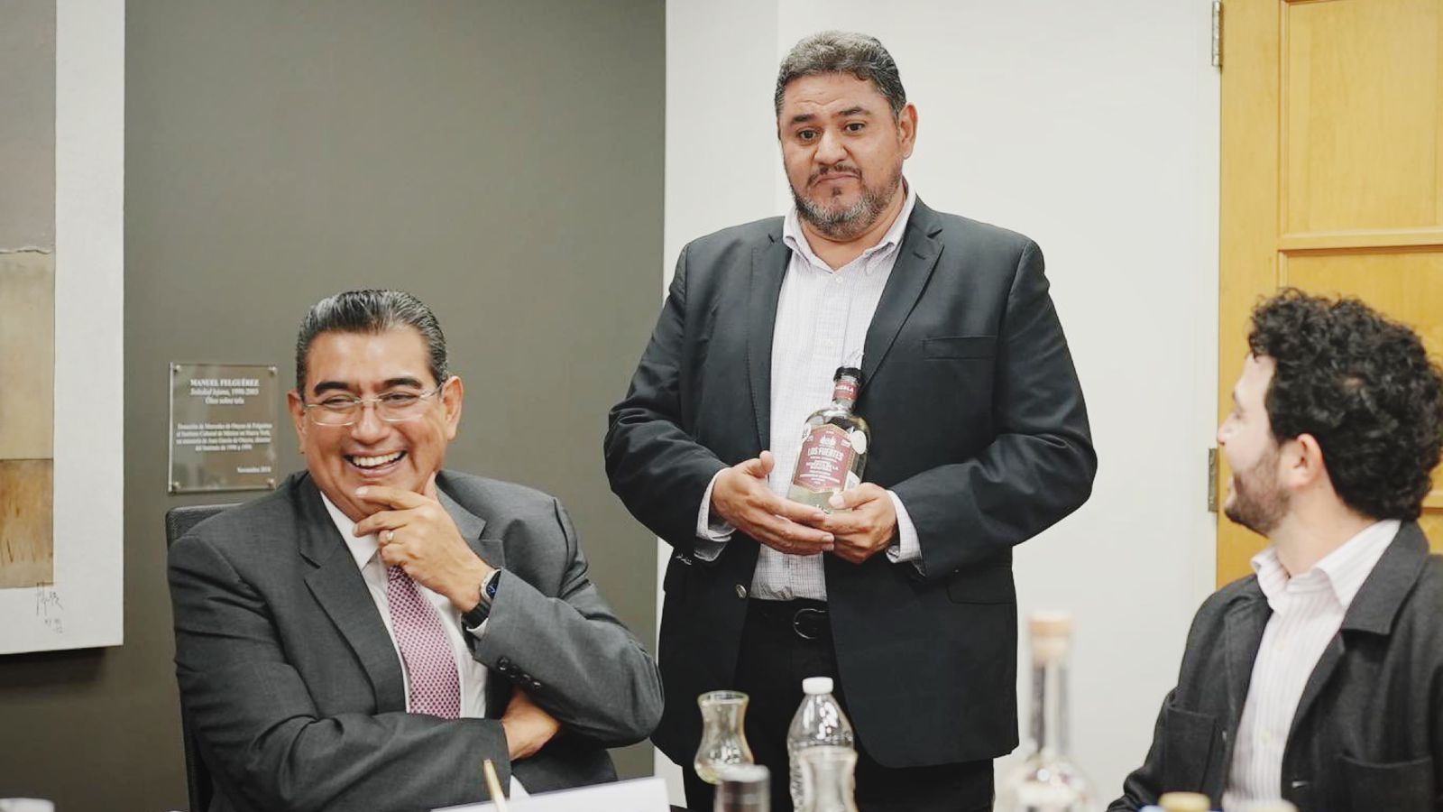 Sergio Salomón impulsa la producción de mezcal en EU