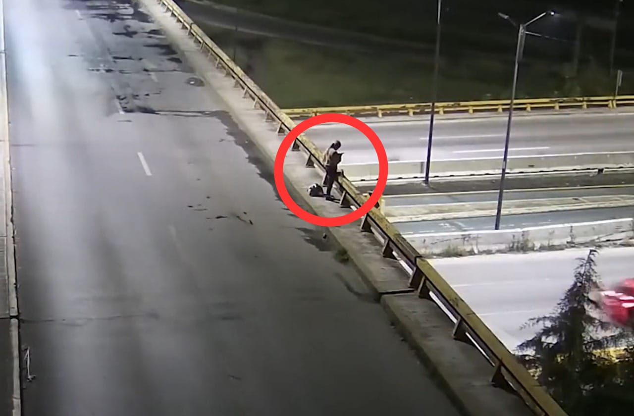 Joven a punto de lanzarse desde puente en Periférico Ecológico