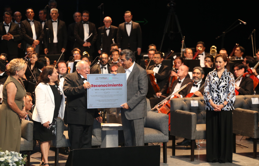 Con homenaje, gobierno estatal reconoce trayectoria del maestro Jorge Altieri Hernández