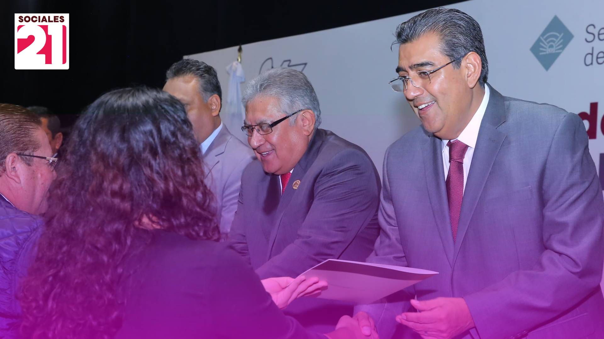 Sergio Salomón entrega 764 nombramientos a maestros poblanos