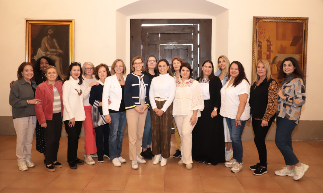 Estrecha Gaby Bonilla lazos con esposas de embajadores a favor de personas vulnerables