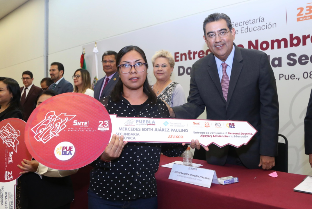 Con entrega de nombramientos, gobierno estatal reconoce a docentes y brinda certeza laboral