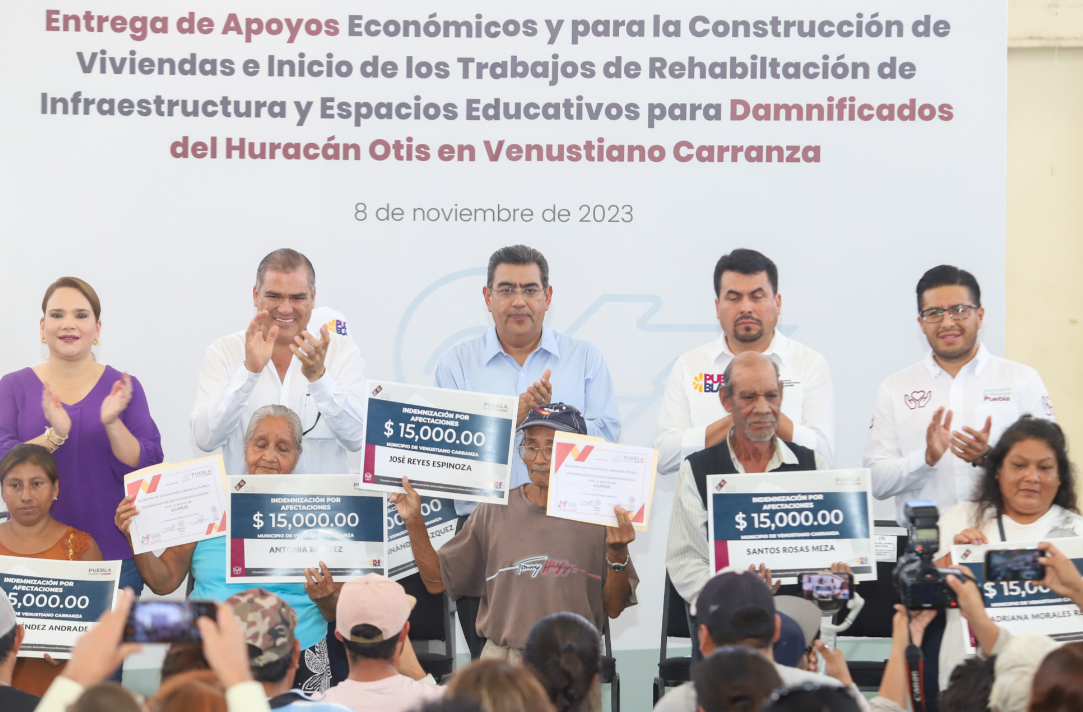Afectados por huracán “OTIS” no están solos, refrenda Sergio salomón al entregar beneficios en Venustiano Carranza
