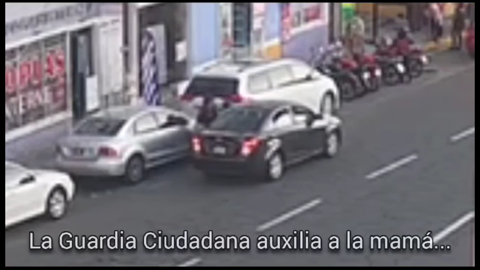 En Cholula, una mujer policía evita tragedia al realizar maniobra de rescate y salvar a niño de atragantamiento con dulce