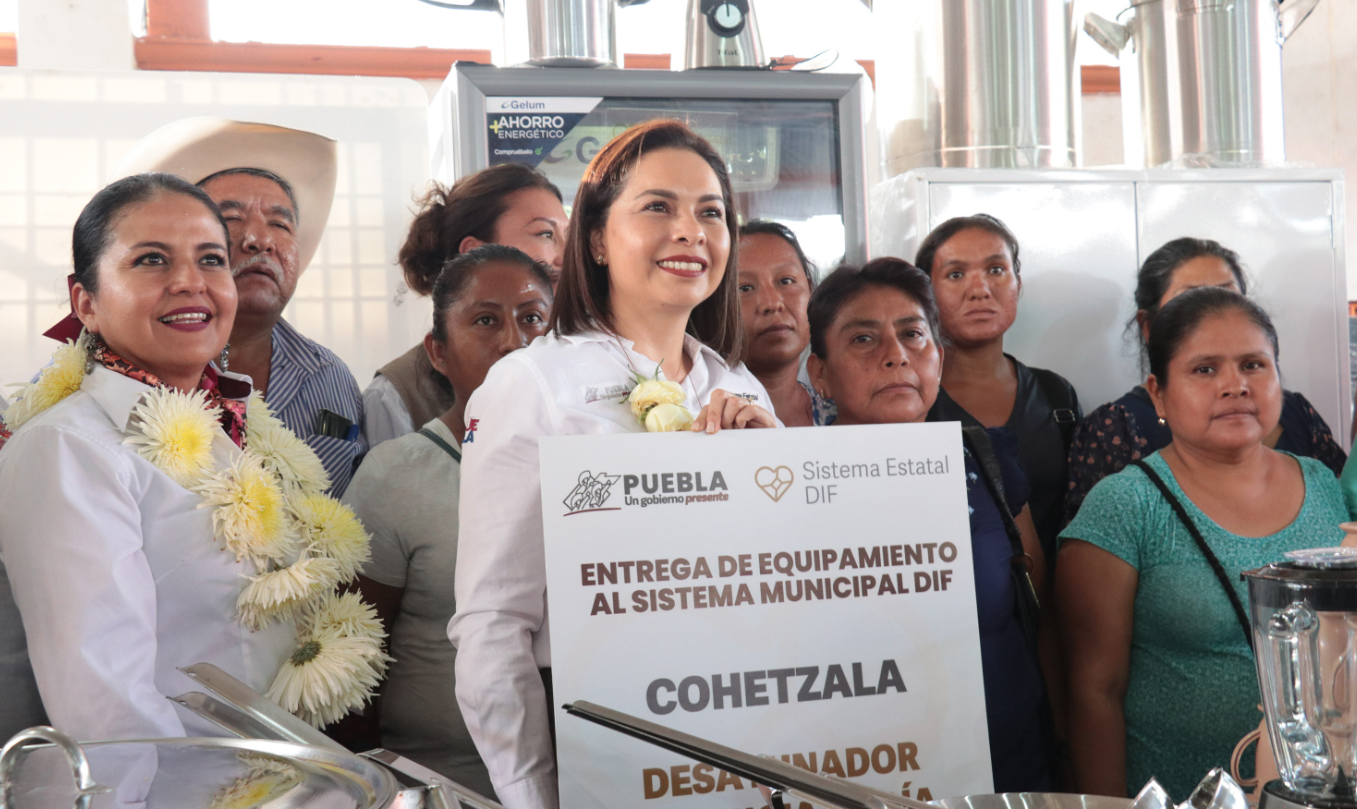 Entrega Gaby Bonilla equipamiento y aparatos rehabilitatorios en la Mixteca poblana