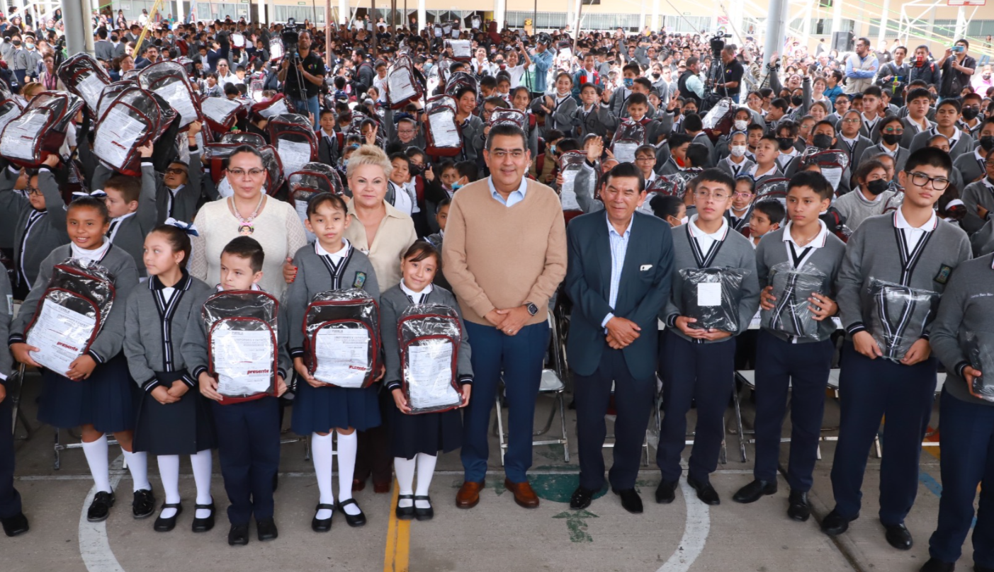 Con entrega de uniformes escolares, gobierno de Sergio Salomón reafirma compromiso con la educación