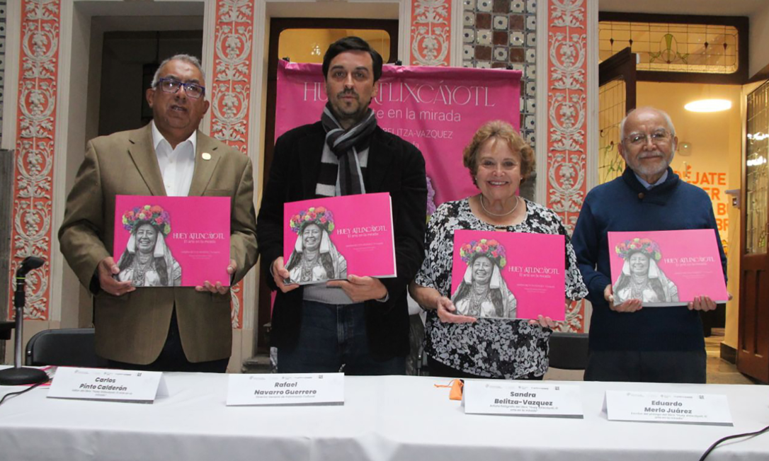 Publica gobierno de Sergio Salomón libro de fotografías etnográficas del Huey Atlixcáyotl