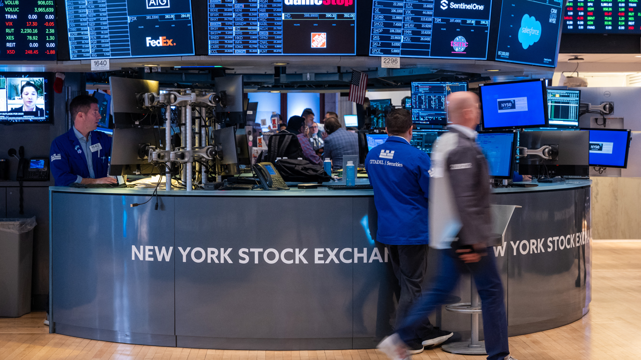 Wall Street cae entre tensiones políticas y desplome de Tesla