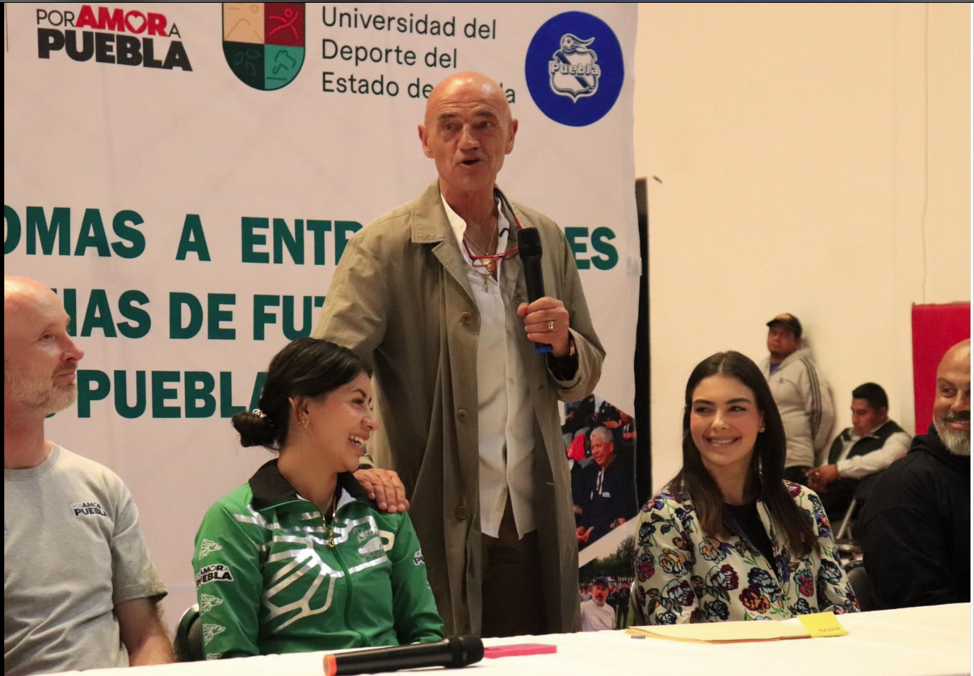 Chelis y La Bonita unidos por la paz, entregan diplomas a entrenadores