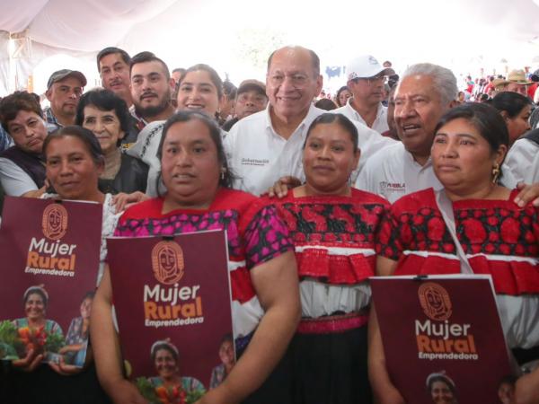 Con inversión de 8 mdp, gobierno estatal reconstruye campo afectado en Huauchinango