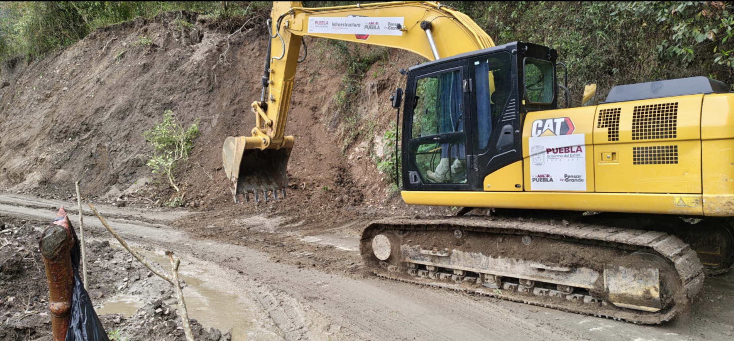 Reconstruye Gobierno de Puebla carretera en Pahuatlán por derrumbe menor