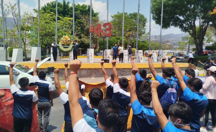 Normalistas de Ayotzinapa reclaman ala Federación atención de fondo al caso de los 43