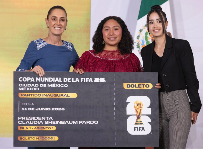 Sheinbaum entrega boleto para inauguración del Mundial a joven veracruzana Yolett Cervantes