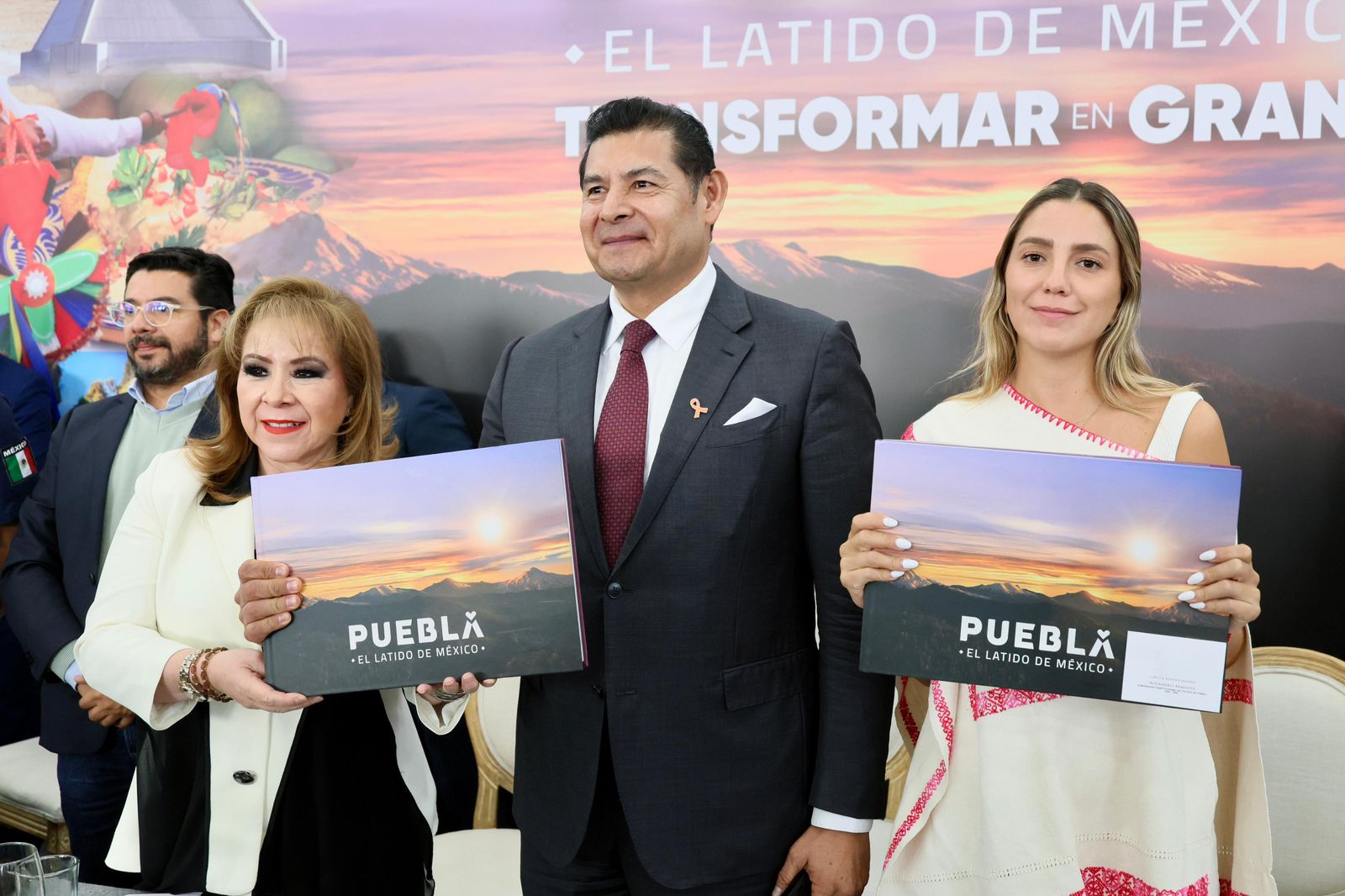 Libro «Puebla, el Latido de México», proyecta riqueza cultural y turística del estado