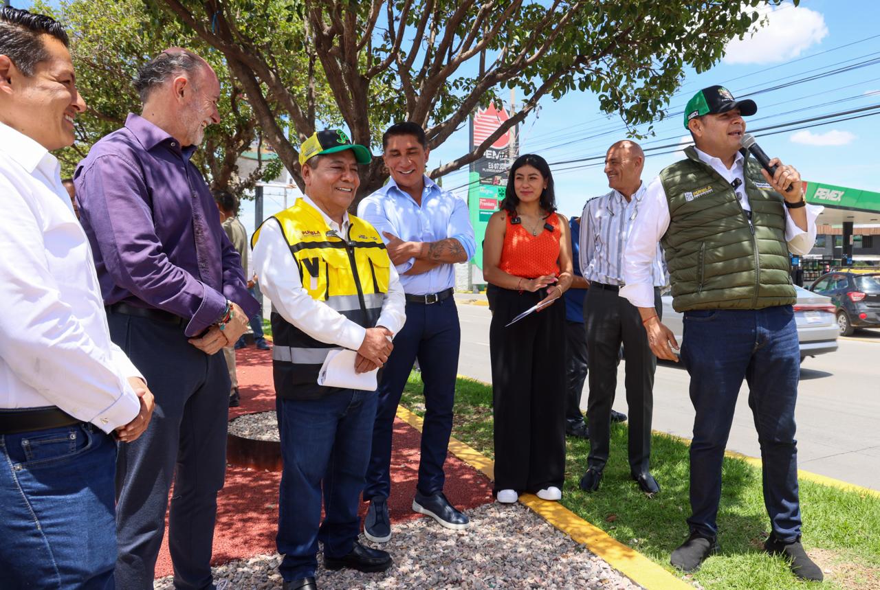 Con maquinaria propia y respaldo federal, Gobierno Estatal transforma vialidades en Puebla 