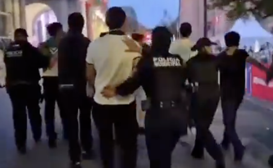 Intento de portazo en Fan Fest de Guadalajara deja 15 detenidos y dos policías heridos