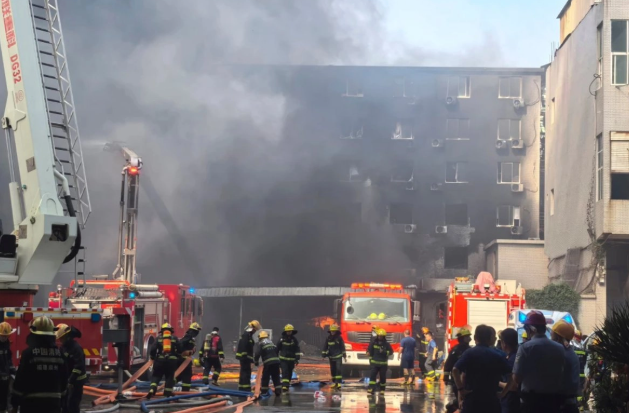 Se incendia fábrica de calzado en China; al menos 28 muertos