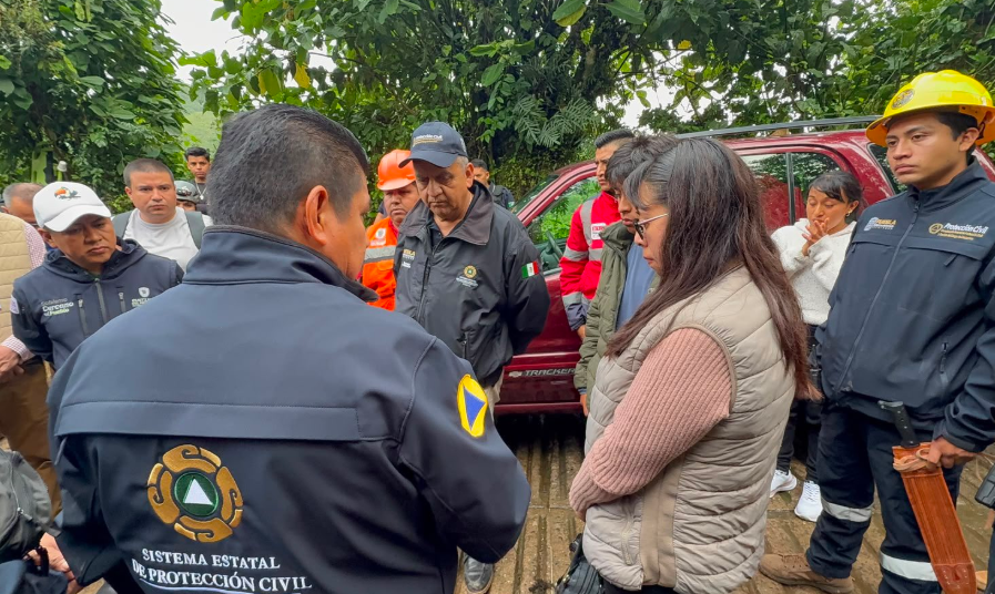 Protección Civil refuerza labores de rescate de familia atrapada en gruta de Cuetzalan