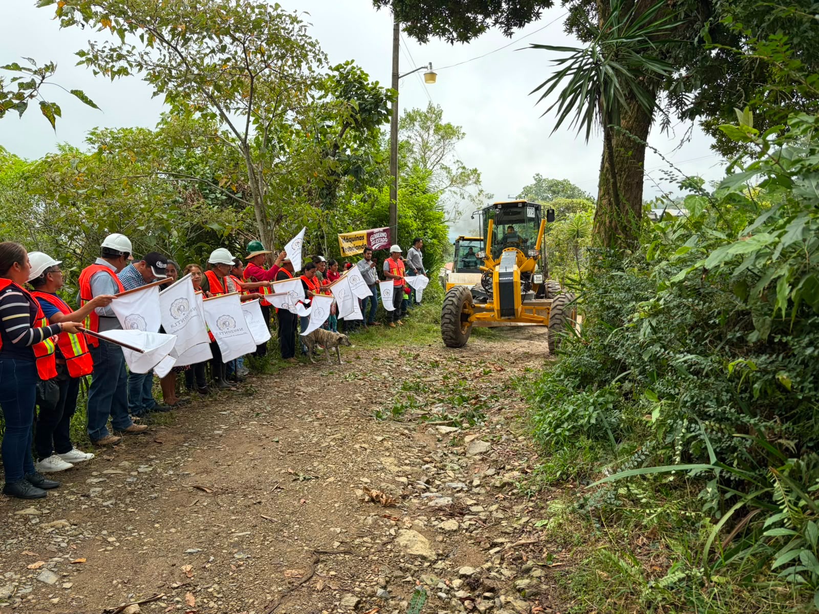 Inicia Gobierno del Estado trabajos de mejoramiento en camino rural en la Sierra Nororiental