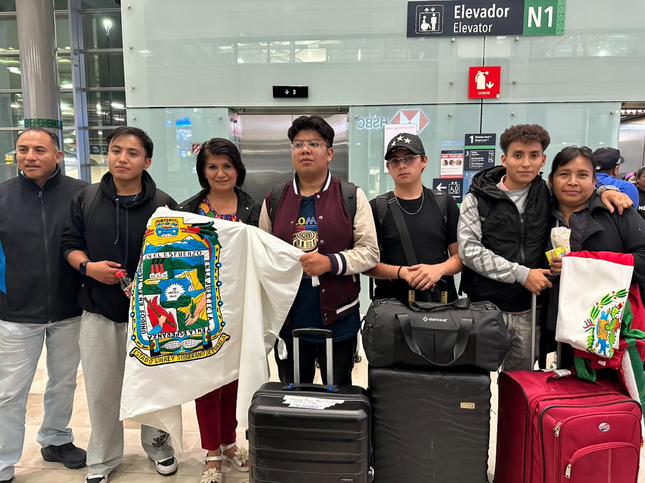 Regresaron alumnos de la UTH que estaban en Colombia
