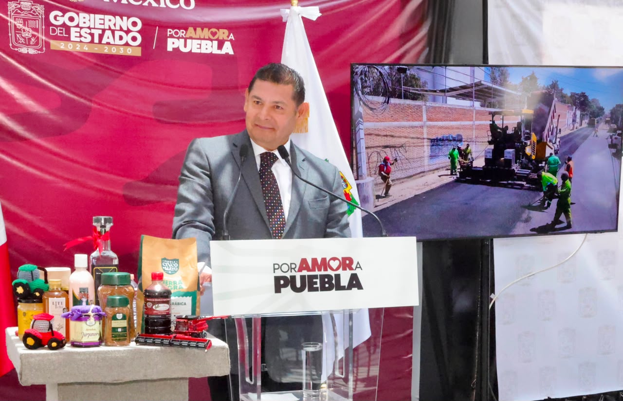 Gobierno estatal encabeza transformación histórica de caminos y vialidades con maquinaria propia