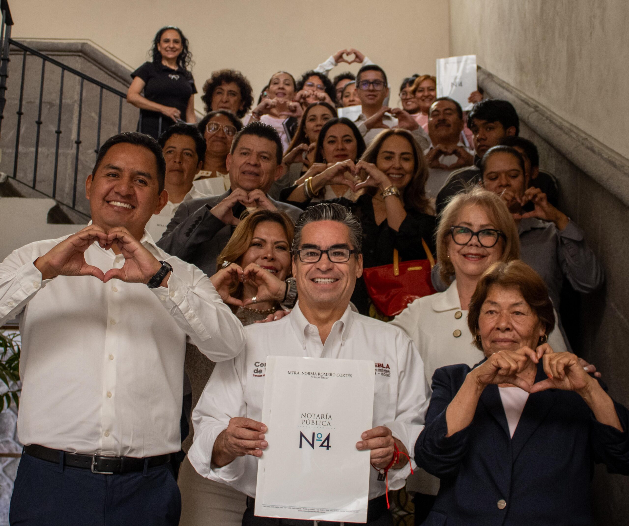 Comisión Estatal de Vivienda entrega 29 escrituras tras 20 años de espera