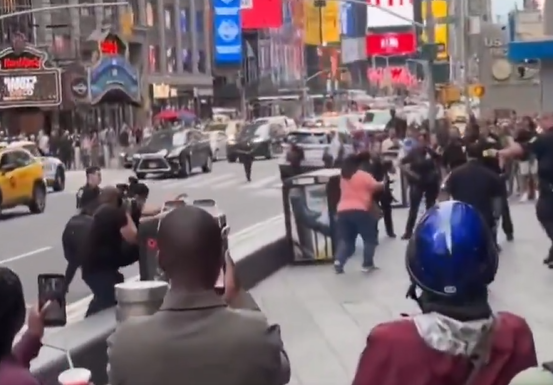 Una víctima y presunta agresora mueren tras ataque en Times Square, Nueva York